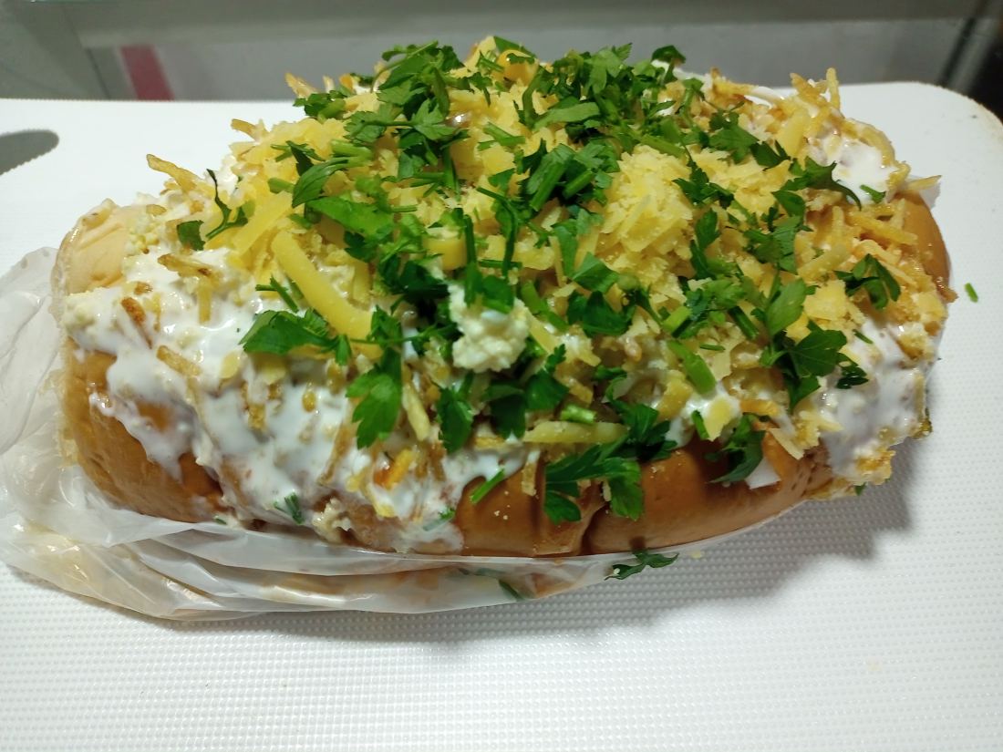 Close da cobertura de queijo, salsinha e batata palha